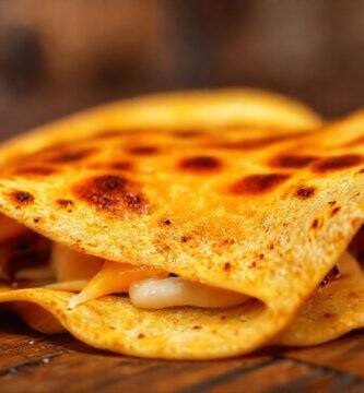 Tortilla dorada y deliciosa en luz cálida