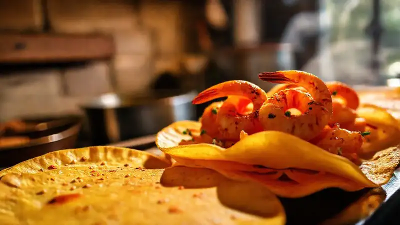 Tortillas doradas con gambas brillan deliciosamente