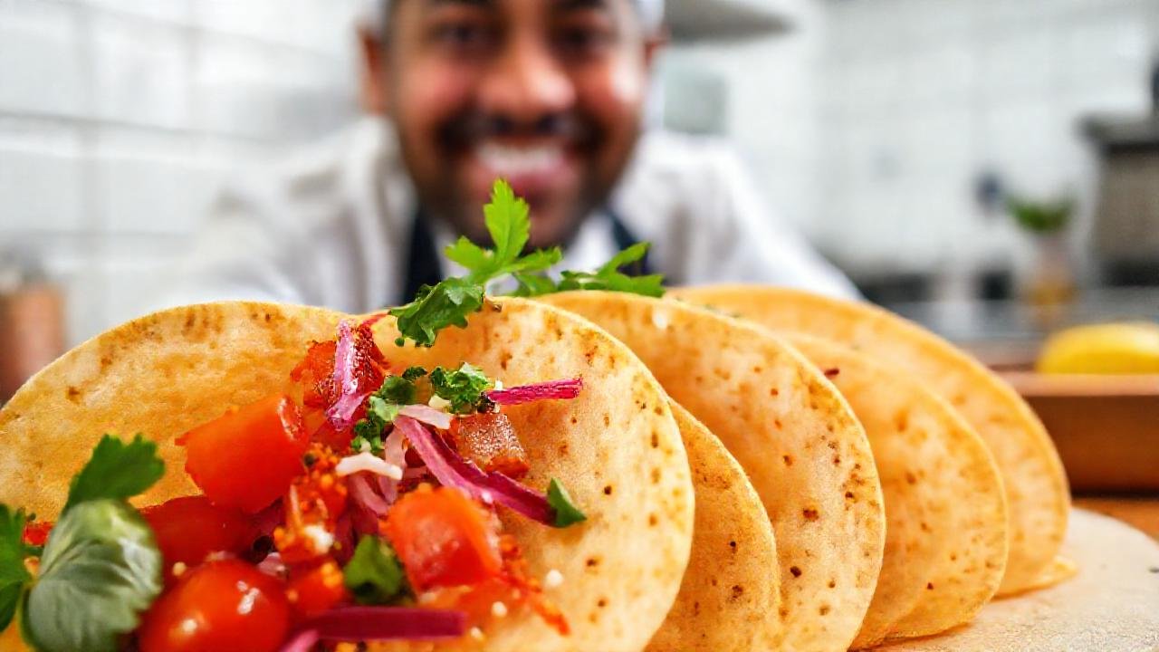 Tortillas frescas, cocina luminosa y apetitosas
