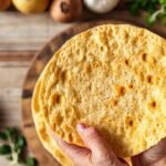 Una tortilla dorada ilumina una cocina sencilla