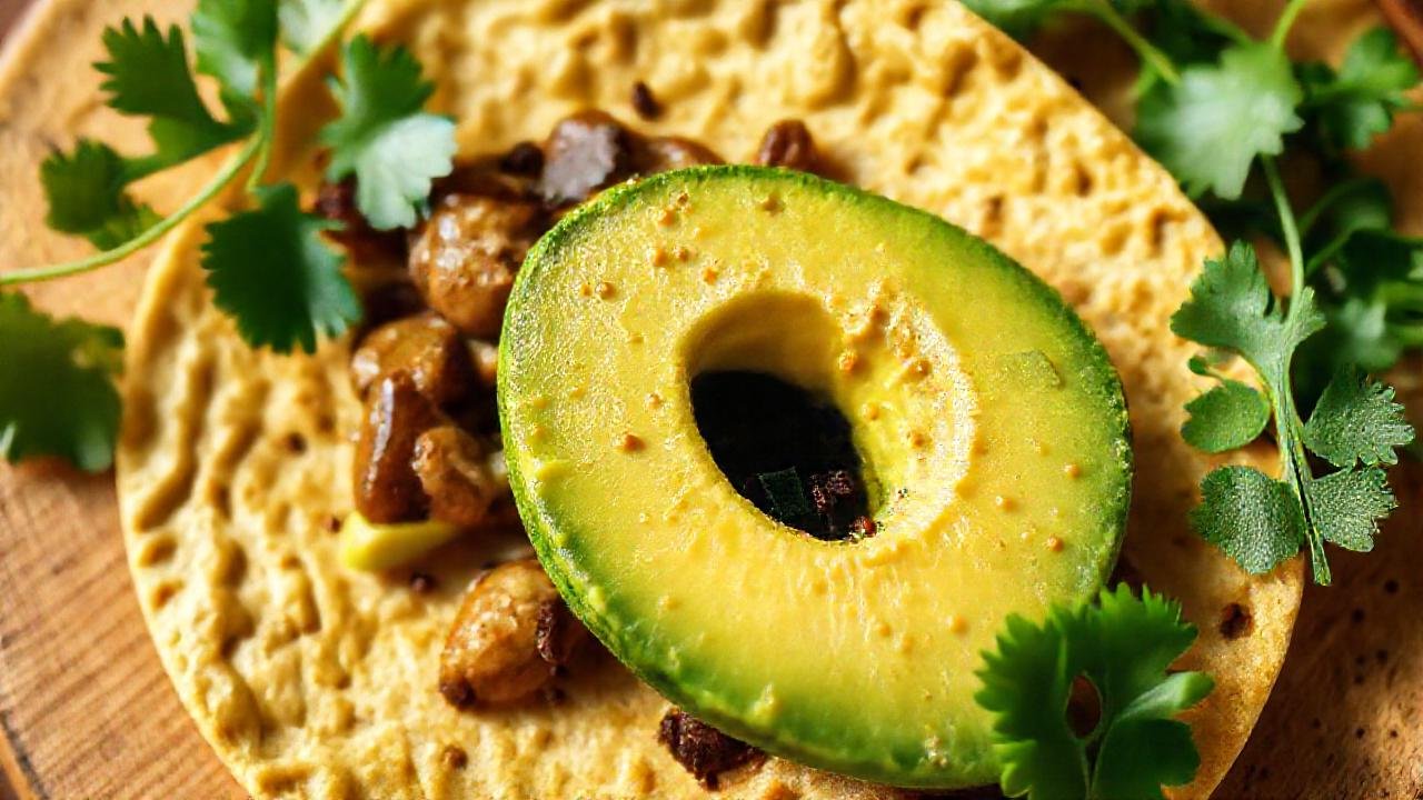 Un aguacate vibrante y saludable apetecible
