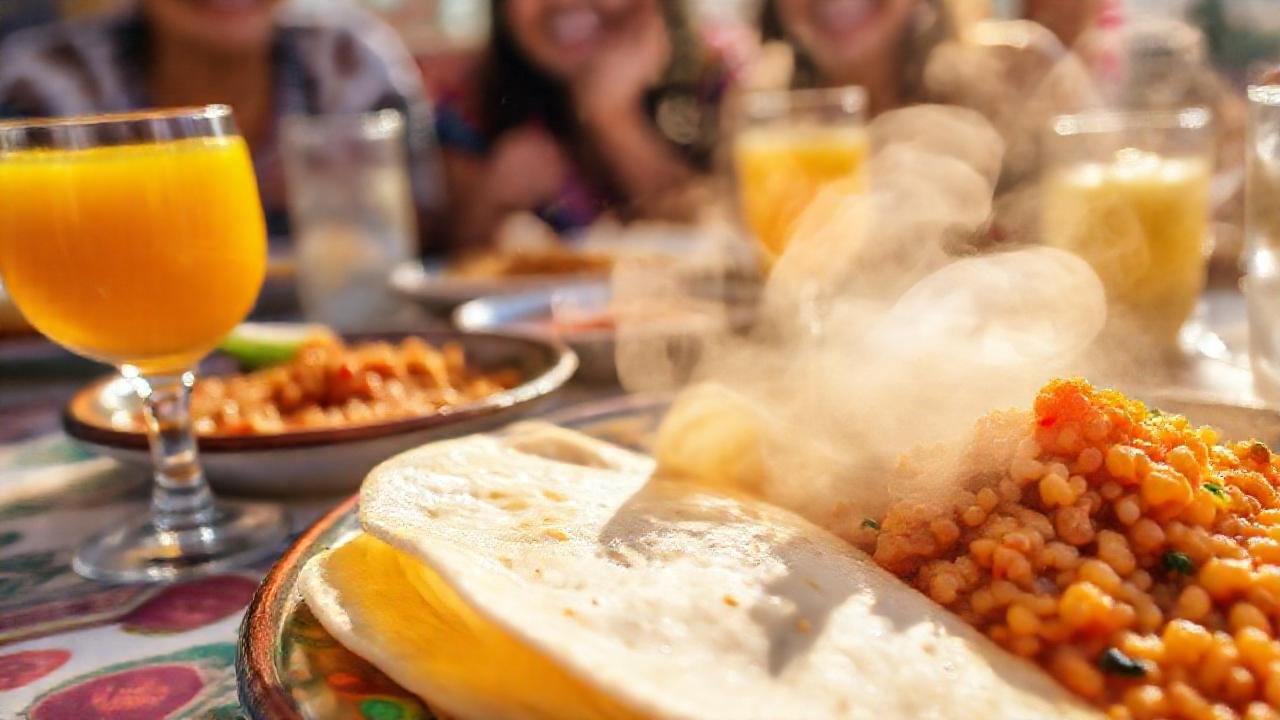 Desayuno mexicano vibrante y feliz