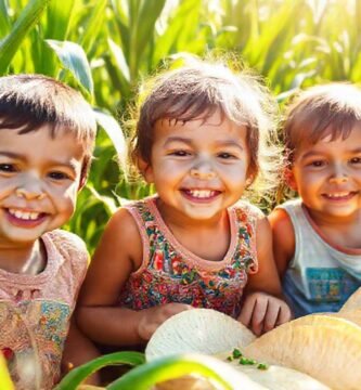 Niños felices en un campo dorado