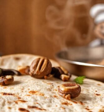 Chef feliz cocina tortilla con hongos