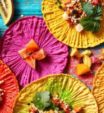 Tortillas coloridas y frutas exóticas brillan