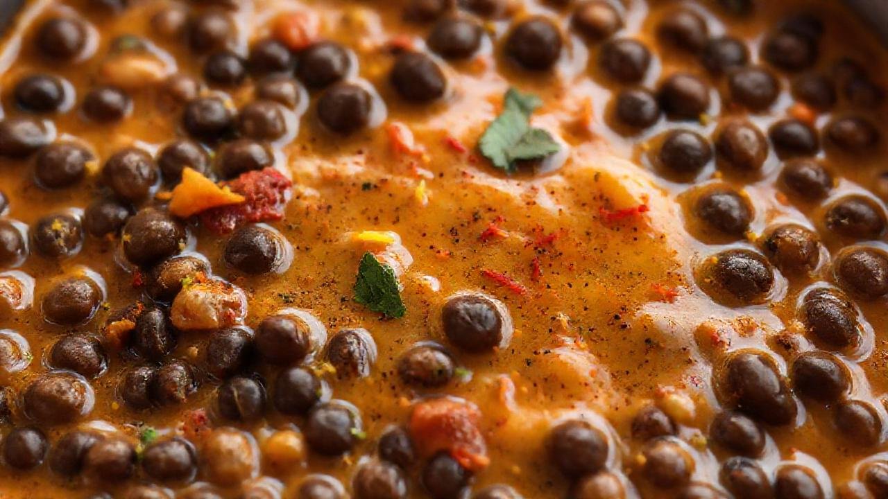Lentejas negras indias, plato apetitoso y vibrante