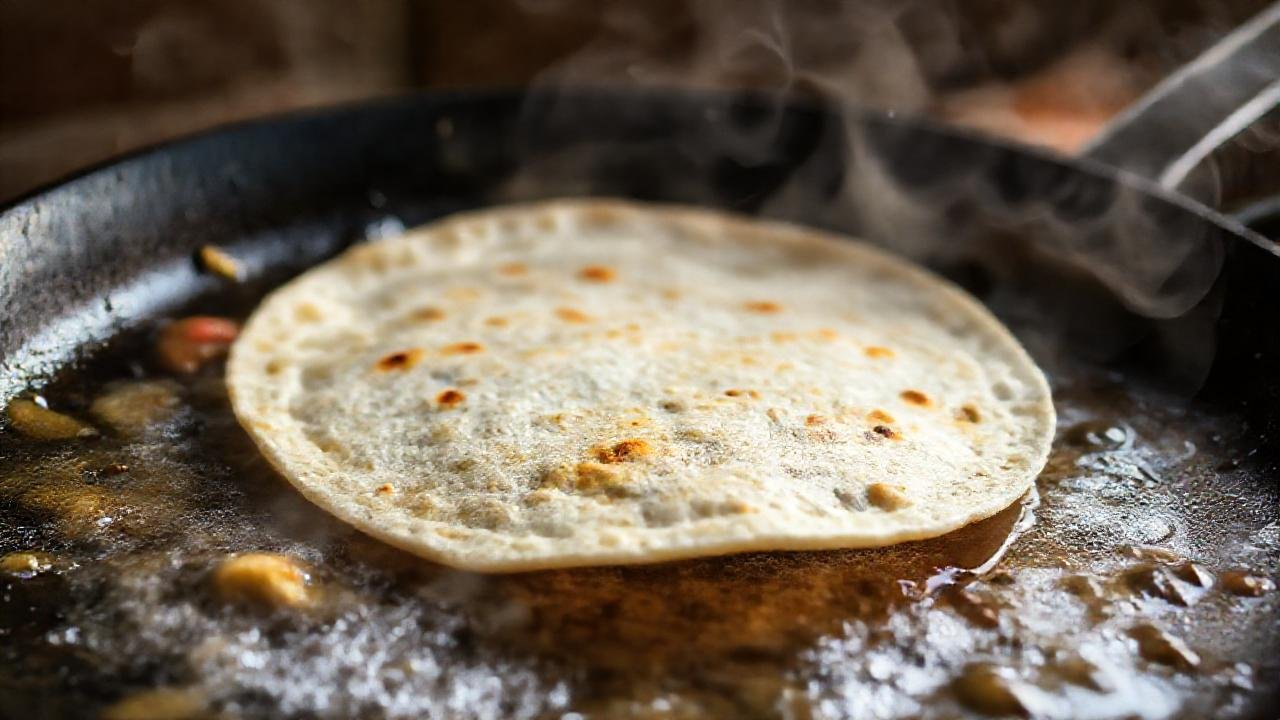 Tortilla recién hecha, dorada y apetitosa