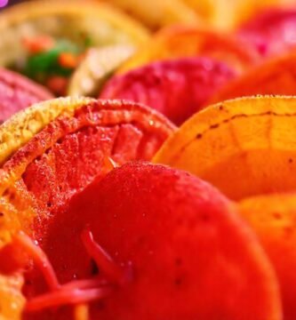 Tortillas coloridas y mermelada brillan festivamente