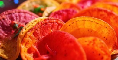 Tortillas coloridas y mermelada brillan festivamente