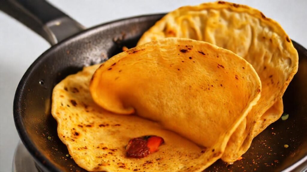 Tortillas veganas doradas y esponjosas se cocinan