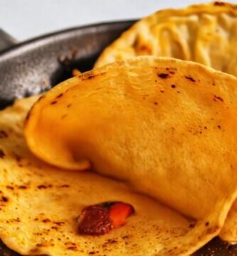 Tortillas veganas doradas y esponjosas se cocinan