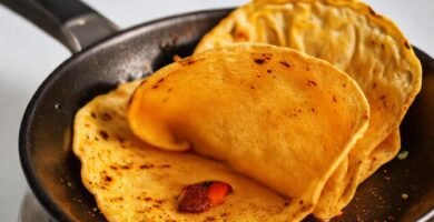 Tortillas veganas doradas y esponjosas se cocinan