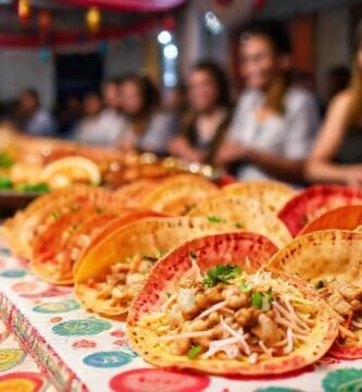 Una mesa festiva con tortillas apetitosas