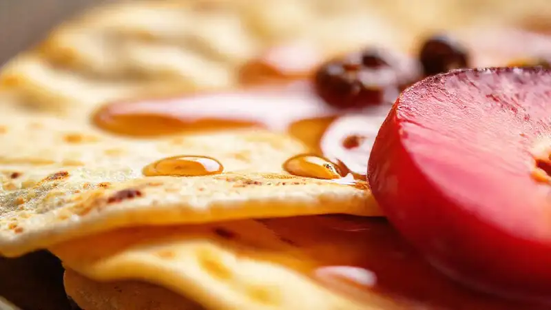 Tortilla dorada con fruta brillante