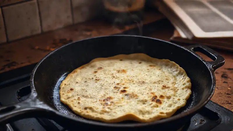 Una tortilla argentina chispeante en sartén