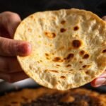 Tortilla dorada se voltea