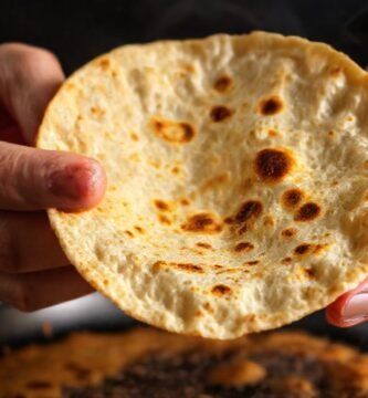 Tortilla dorada se voltea
