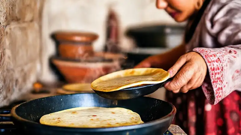 Una mujer cocina tortillas en México