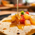 Tortillas doradas brillan con miel y frutas