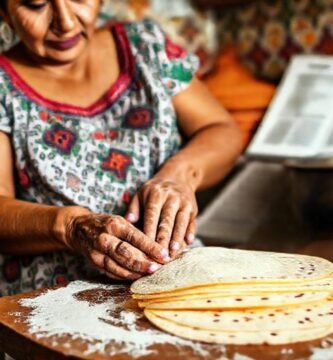 Mujer mexicana amasa tortillas con pasión