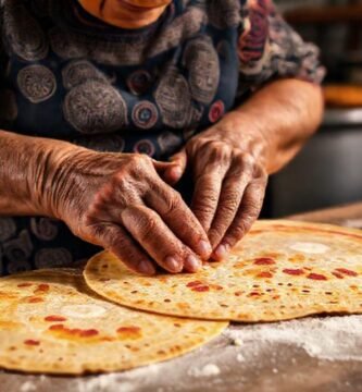 Abuela mexicana moldea tortillas con tradición