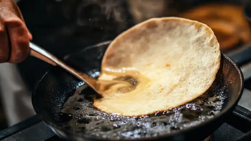 Tortilla hirviendo en aceite caliente, tradicional