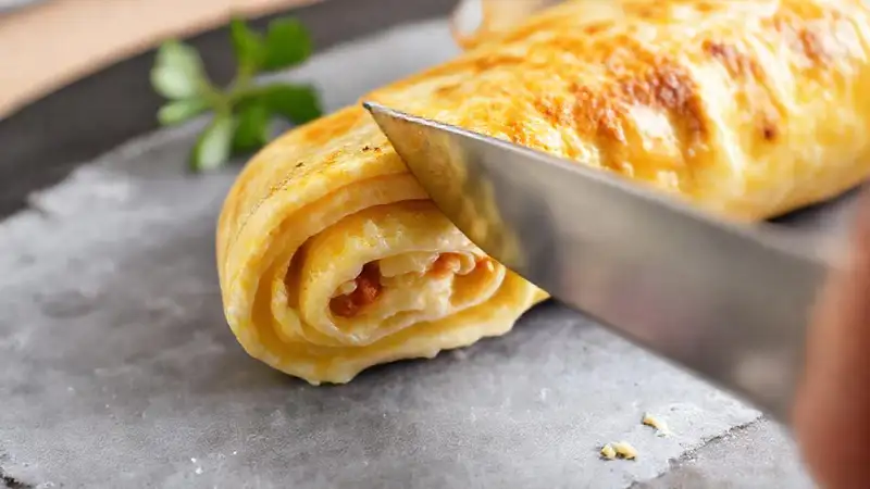 Un omelette japonés perfecto brilla intensamente