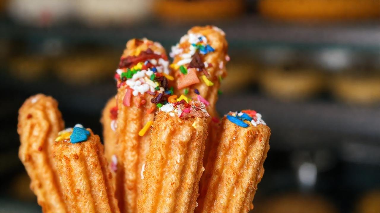 Churros dorados y apetitosos brillan intensamente