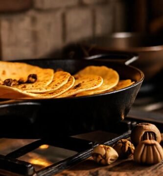 Tortillas doradas en cocina rústica