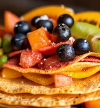 Un atractivo plato de frutas brillantes