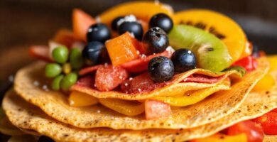 Un atractivo plato de frutas brillantes