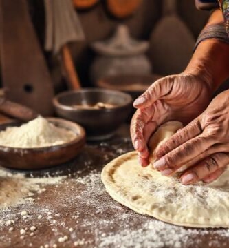Manos horadadas labran tortillas tradicionales en México