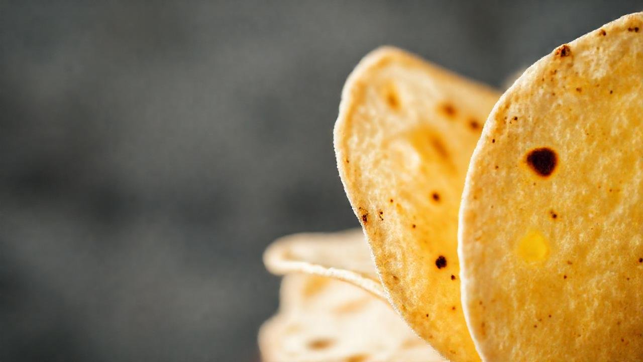 Tortillas apetitosas con luz brillante