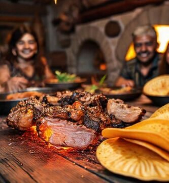Familia mexicana disfruta asado en la mesa