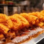 Churros dorados y apetitosos en cocina
