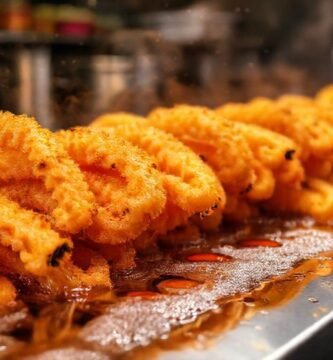 Churros dorados y apetitosos en cocina