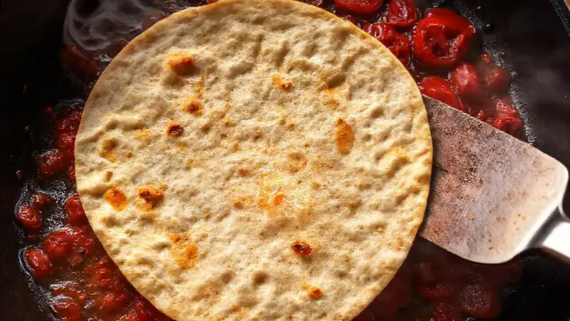 Tortilla dorada y apetitosa se desliza