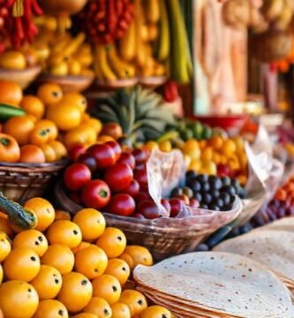 Un puesto mexicano ofrece frutas coloridas y deliciosas