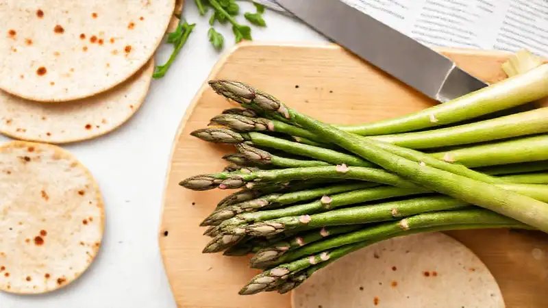 Espárragos frescos y tortillas en receta